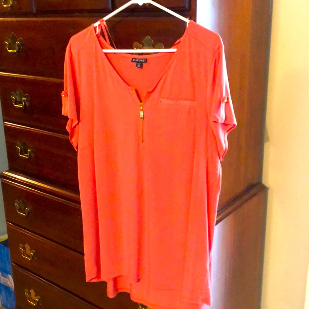 Zip up woman’s top 2x